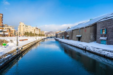 Güzel manzara ve Otaru Hokkaido Japonya kar ve kış sezonunda kanal nehirde cityscape