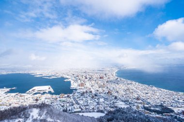 Güzel manzara ve şehir manzarası kurma ve mavi gökyüzü beyaz bulut mimarisiyle etrafa bakmak için gelen dağ Hakodate cityscape