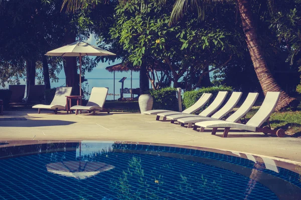 Schöner Luxus Außenpool Mit Sonnenschirm Und Stuhl Hotel Und Resort — Stockfoto
