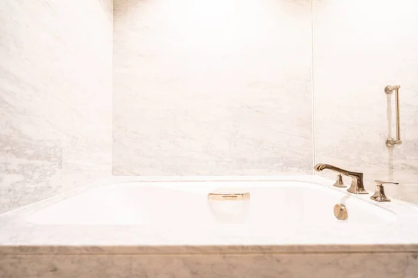 럭셔리 화이트 욕조와 욕실의 인테리어 — 스톡 사진
