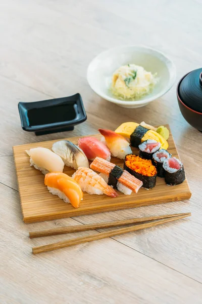 Camarão Casca Atum Salmão Outro Maki Sushi Carne Bandeja Madeira — Fotografia de Stock