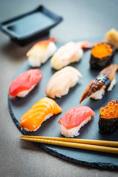 Nigiri Sushi Engastado Con Atún Salmón Pescado Camarones Langostinos Cáscara —  Fotos de Stock