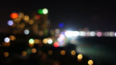 Gece şehir ışıklarının bulanık görüntüleri