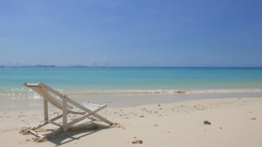 ön planda şezlong ile güzel dalgalı denizin sakin görüntüleri