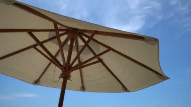 plajda güneş şemsiyesi yakın çekim görüntüleri