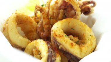 lezzetli yemek tariflerini masada karıştıran yakın çekim görüntüleri