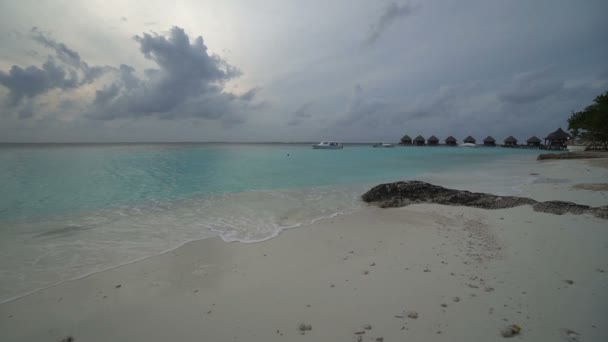 Ruhige Aufnahmen Von Wunderschönem Welligem Meer Bei Sonnenuntergang — Stockvideo