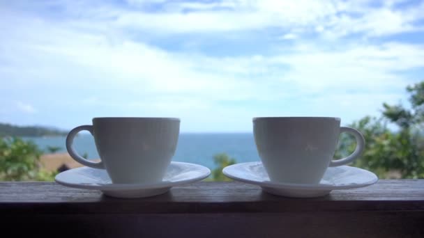 Csendes Felvételeket Gyönyörű Hullámos Tenger Csésze Italok Előtérben — Stock videók
