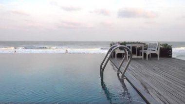 Güzel dalgalı denizin sakin görüntüleri.