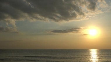 günbatımı güzel dalgalı denizde sakin görüntüleri