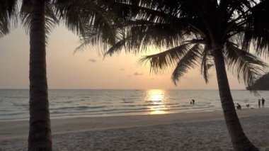 günbatımı güzel dalgalı denizde sakin görüntüleri