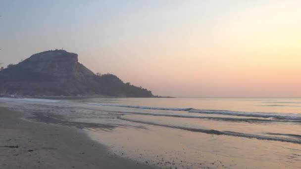 Imágenes Tranquilas Hermoso Mar Ondulado Puesta Del Sol — Vídeos de Stock