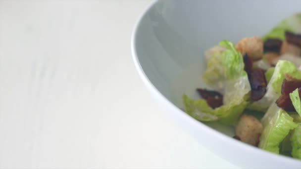 テーブルの上のボウルでおいしいサラダのクローズアップ映像 — ストック動画
