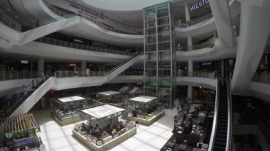 Asya şehrinde kalabalık alışveriş merkezi görüntüleri