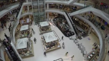 Asya şehrinde kalabalık alışveriş merkezi görüntüleri