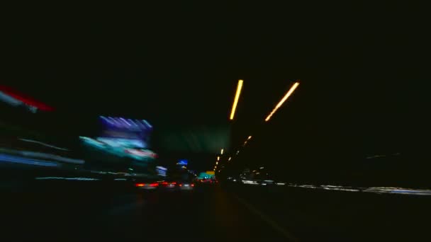 夜に高速道路に乗る車のタイムラプス映像 — ストック動画