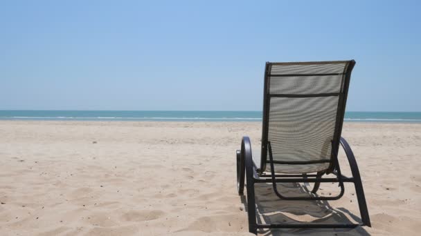 images tranquilles de la belle mer ondulée avec chaises longues au premier plan 