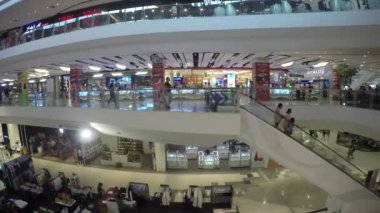 Asya şehrinde kalabalık alışveriş merkezi görüntüleri