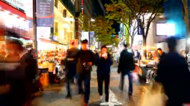 piyasada yürüyen insanların zaman atlamalı görüntüleri