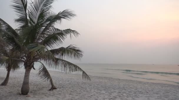 Ruhige Aufnahmen Von Wunderschönem Welligem Meer Bei Sonnenuntergang — Stockvideo