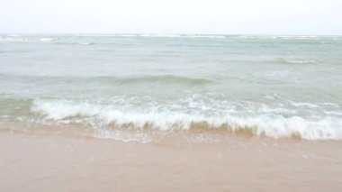 Güzel dalgalı denizin sakin görüntüleri.