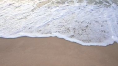 Güzel dalgalı denizin sakin görüntüleri.