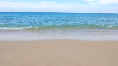 Güzel dalgalı denizin sakin görüntüleri.