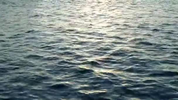 images tranquilles de la belle mer ondulée