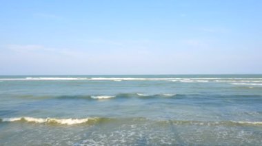 Güzel dalgalı denizin sakin görüntüleri.