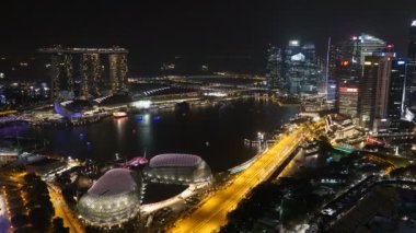 geceleri Singapur şehrinde modern binaların doğal zaman atlamalı görüntüleri