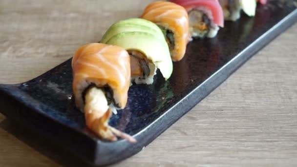 Nahaufnahme Von Köstlichem Sushi Auf Dem Tisch — Stockvideo