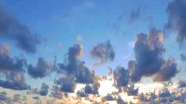 Akşamları hareket eden bulutlarla birlikte gün batımının görüntüleri.