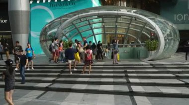 Asya şehrinde kalabalık alışveriş merkezi görüntüleri