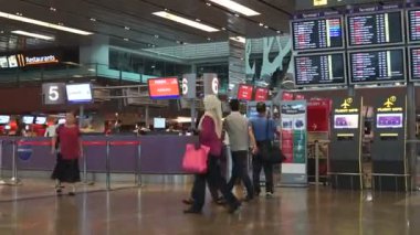 havaalanı terminalinde yürüyen insanların zaman atlamalı görüntüleri