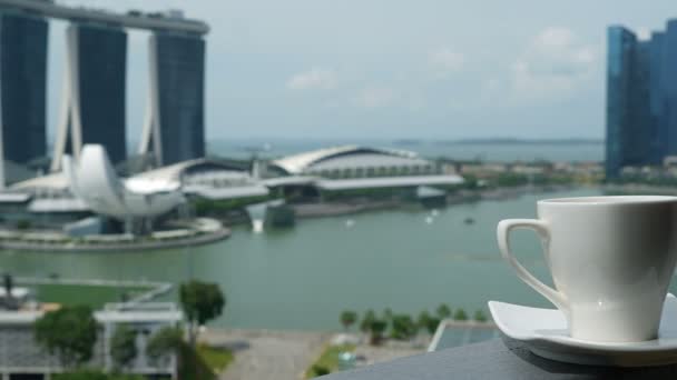 Съёмки Современных Зданий Сингапуре Чашкой Кофе Переднем Плане — стоковое видео