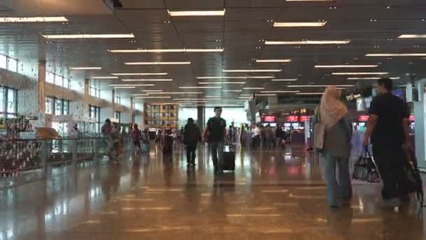 Images Temporelles Personnes Marchant Dans Terminal Aéroport — Video