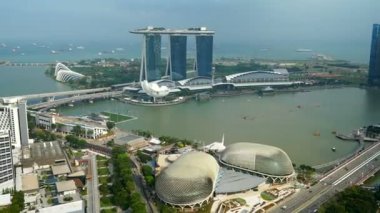 Singapur şehrinde marina koyu çevresindeki modern binaların havadan görüntüleri