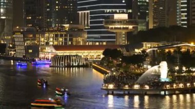 geceleri Singapur şehrinde modern binaların doğal zaman atlamalı görüntüleri