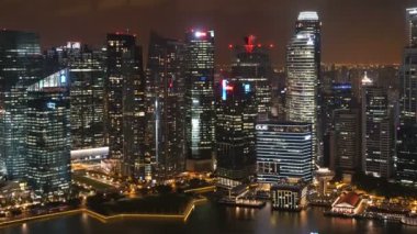 geceleri Singapur şehrinde modern binaların doğal zaman atlamalı görüntüleri