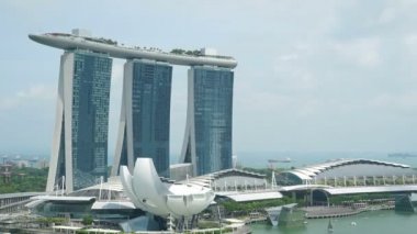 Singapur şehrinde modern binaların doğal zaman atlamalı görüntüleri