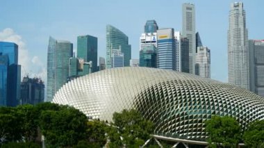 Singapur şehrinde modern binaların doğal zaman atlamalı görüntüleri