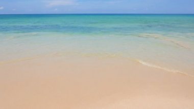 Güzel dalgalı denizin sakin görüntüleri.