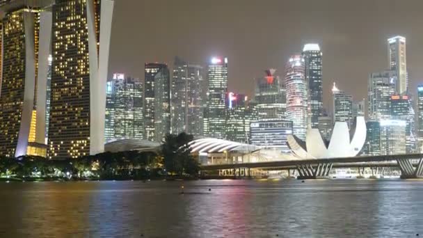 夜のシンガポールの都市の近代的な建物の風光明媚な時間経過映像 — ストック動画