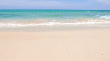 Güzel dalgalı denizin sakin görüntüleri.