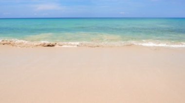 Güzel dalgalı denizin sakin görüntüleri.