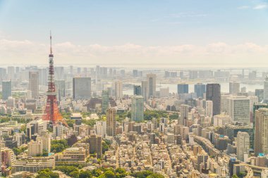 Mavi gökyüzü Japonya'da tokyo kule ile Tokyo şehir bina güzel mimari