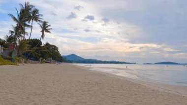 Güzel dalgalı denizin sakin görüntüleri.