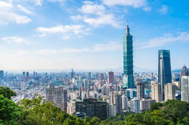Taipei 101 binasının ve mimarisinin güzel manzarası ve manzarası Tayvan 'da mavimsi ve beyaz bulutlarla gökyüzüne yükseliyor.