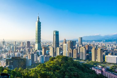 Taipei 101 binasının ve mimarisinin güzel manzarası ve manzarası Tayvan 'da mavimsi ve beyaz bulutlarla gökyüzüne yükseliyor.