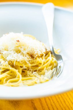 İtalyan yemeği spagetti veya makarna carbonara beyaz plaka ile